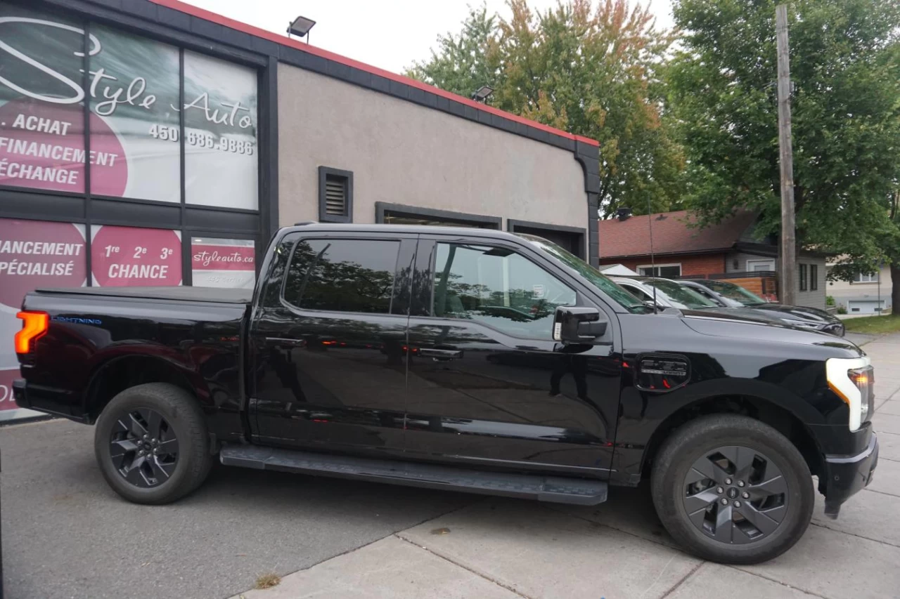 2023 Ford F-150 Lightning Pro 4WD SuperCrew 5.5' Box Fully Loaded Main Image