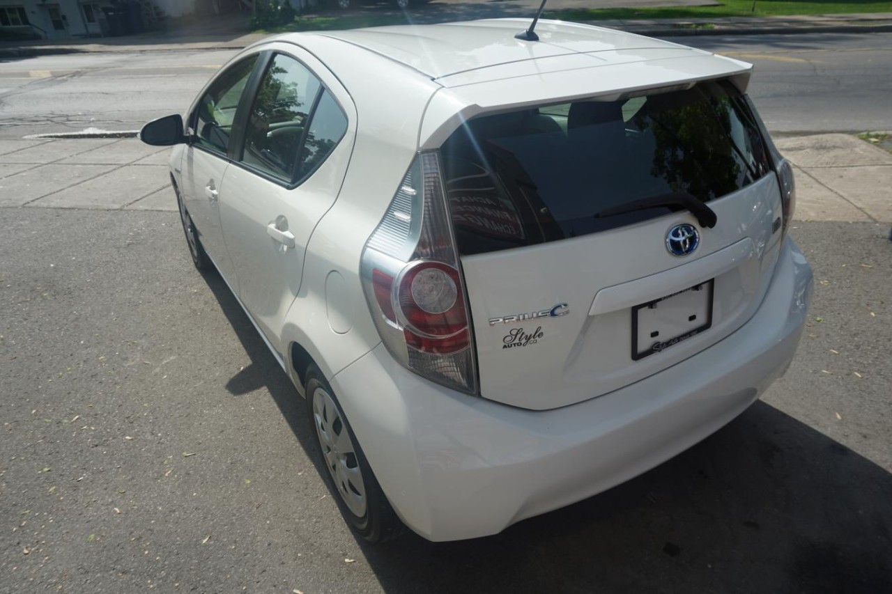 2013 Toyota Prius C Hybrid HB Fully loaded Main Image