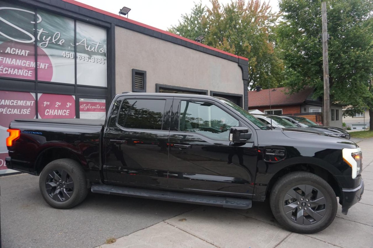 2023 Ford F-150 Lightning Pro 4WD SuperCrew 5.5' Box Fully Loaded Main Image