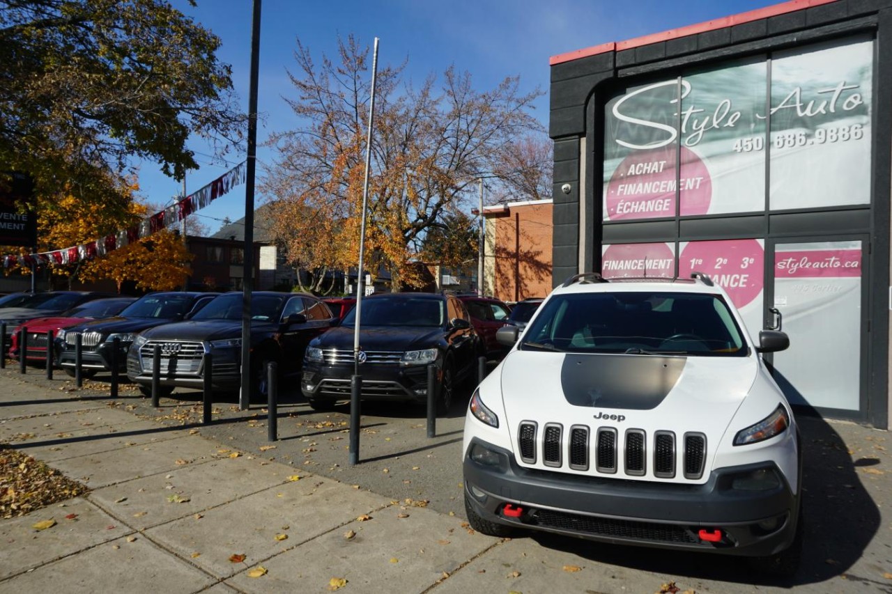 2016 Jeep Cherokee 4WD Trailhawk FULLY LOADED LEATHER CAMERA Main Image